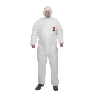 Eine Person in einem weißen KleenGuard® A30 Schutzanzug gegen Flüssigkeiten und Partikel mit Kapuze der Kimberly-Clark GmbH, mit schwarzen Schuhen und einem braun-gelben Abzeichen auf der linken Brust, steht vor einem schlichten weißen Hintergrund.