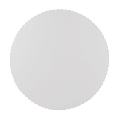 The PAPSTAR 100 cake boards, "pure" round cardboard PAPSTAR GmbH, are simple, round white plates with a wavy edge—ideal for the food service industry and known for their quality. Photographed against a white background.