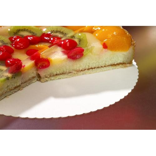 A cake decorated with fruit and a cookie cutter lies on a PAPSTAR 100 cake stands, "pure" cardboard from the PAPSTAR GmbH. Topped with kiwi, cherries, and peaches on a gelatin base, it’s a testament to quality—perfect for the foodservice industry.