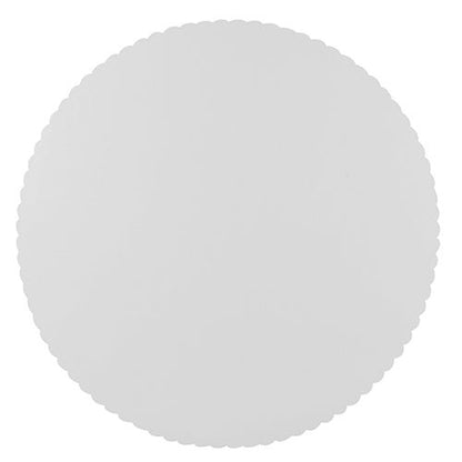 The PAPSTAR 100 cake boards, "pure" round cardboard PAPSTAR GmbH is a simple, round, white cake stand with a scalloped edge, ideal for professional cake presentation in the food service industry.