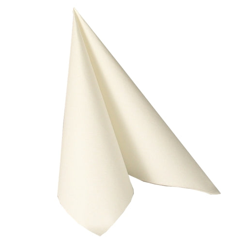 Eine einzelne cremefarbene PAPSTAR 50 Servietten „ROYAL Collection“ 1/4-Falz-Serviette (48 x 48 cm) der PAPSTAR GmbH ist aufrecht in Dreiecksform gefaltet vor einem schlichten weißen Hintergrund.