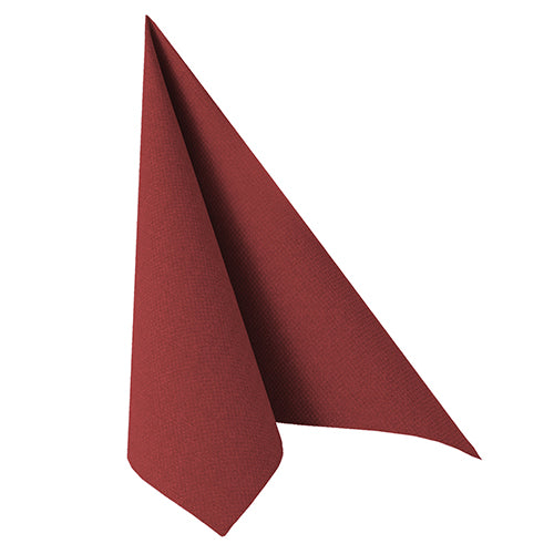 Eine einzelne Serviette PAPSTAR 50 Servietten "ROYAL Collection" (1/4-Falz, 40 x 40 cm, bordeaux) der PAPSTAR GmbH steht aufrecht, zu einem zeltartigen Dreieck gefaltet vor einem schlichten weißen Hintergrund.
