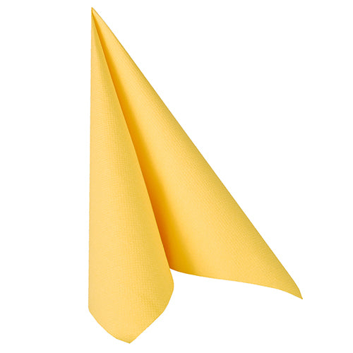 Eine einzelne gelbe PAPSTAR 50 Servietten "ROYAL Collection" 1/4-Falz-Serviette (40 x 40 cm, PAPSTAR GmbH) ist hochkant zu einer Dreiecksform mit strukturierter Oberfläche gefaltet und auf weißem Grund abgebildet.