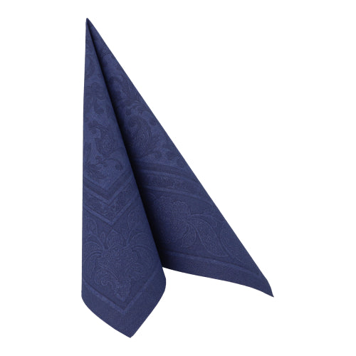 Die Serviette PAPSTAR 50 Servietten "ROYAL Collection" 1/4-Falz 40 x 40 cm dunkelblau der PAPSTAR GmbH ist zu einem stehenden Dreieck gefaltet und zeigt ihr dezentes Dekorationsmuster.