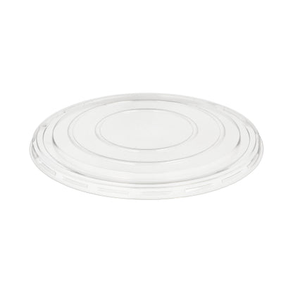 On a white background, a clear, round Starpak 50 lid for salad bowls made of R-PET (Ø 18 cm, 1.5 cm) is depicted. The flat center and raised edges ensure secure storage of your container. Includes shrink wrap (50 pieces).