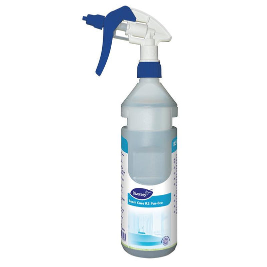 Die Room Care R3 Plus Pur-Eco Sprühflasche der Diversey Deutschland GmbH & Co. OHG ist eine Kunststoff-Sprühflasche mit blau-weißer Düse und ergonomischem Design sowie teilweise sichtbarem Informationsetikett.