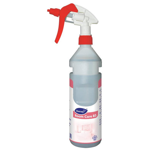 Eine durchsichtige Room Care R5 Plus Sprühflasche aus Kunststoff, leer, von Diversey Deutschland GmbH & Co. OHG mit einem rot-weißen Sprühkopf trägt das Diversey-Logo und wichtige Produktinformationen auf dem Etikett.