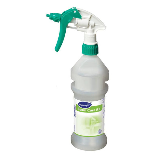 Die Diversey Deutschland GmbH & Co. OHG Room Care R2 Plus Sprühflasche, leer, ist eine durchsichtige Kunststoff-Sprühflasche mit einer grün-weißen Sprühdüse und der Aufschrift „Haushaltsreinigung“ – perfekt für die bequeme und effektive Raumreinigung.