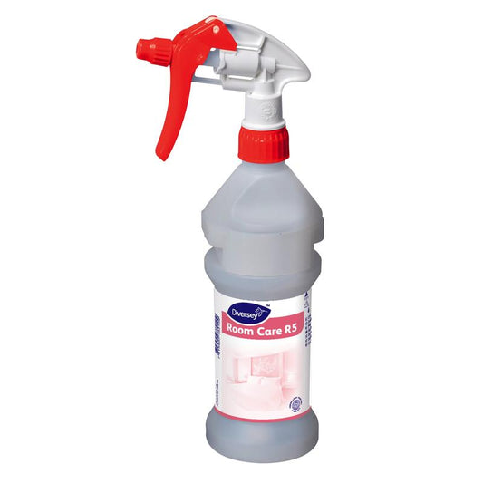 Eine „Room Care R5 Plus Sprühflasche, leer“ der Diversey Deutschland GmbH & Co. OHG mit roter Sprühdüse und weiß-blauem Etikett, konzipiert für die Verwendung mit Raumreinigungslösungen.