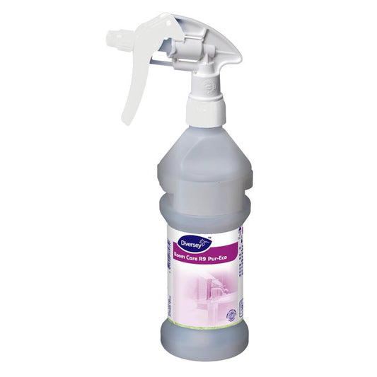 Die Room Care R9 Plus Pur-Eco Sprühflasche, leer von Diversey Deutschland GmbH & Co. OHG, ist mit einem weißen Auslöser und lila-weißem Etikett mit Sauberkeits-Piktogrammen versehen – ideal für umweltschonende Reinigung.