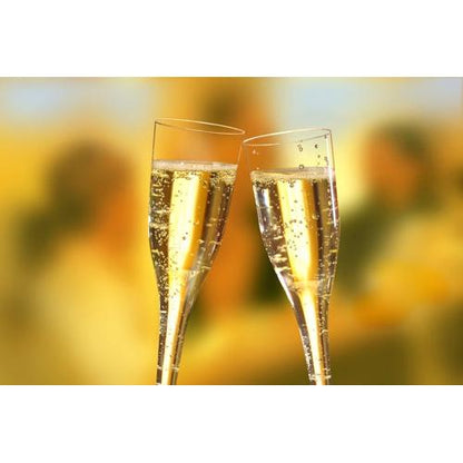 Zwei Starpak 10 Stiel-Gläser für Sekt, PS 0,1l klirren aneinander und unterstreichen wahren Sektgenuss inmitten einer verschwommenen Szene aus Menschen und warmen Lichtern.