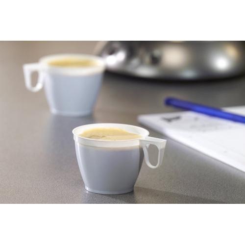 Zwei weiße Starpak 60 Kaffeetassen (0,18 l, PS, Ø 7,8 cm, 6 cm), eine im Fokus und eine unscharf im Hintergrund, stehen auf einer grauen Oberfläche, auf der rechten Seite sind teilweise ein Stift und Papier zu sehen.