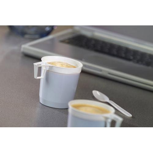 Zwei Starpak Kaffeetassen (0,25 l, weiß, PS) aus der 40er-Verpackung stehen befüllt auf Grau; daneben ein weißer Plastiklöffel und im Hintergrund eine Laptop-Tastatur als Hinweis auf täglichen Kaffeegenuss.