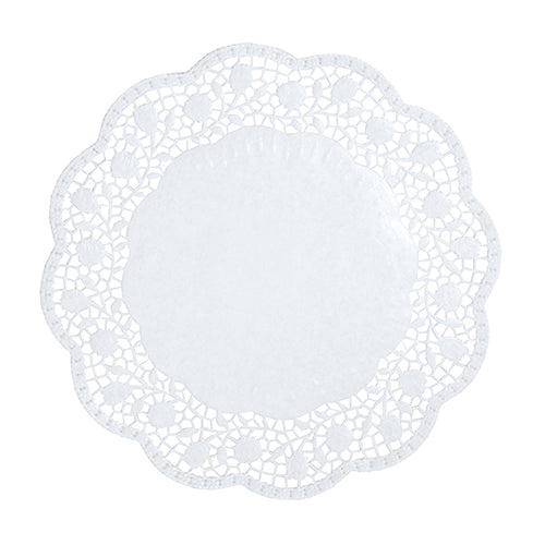 Das PAPSTAR 100 Tortenspitzen rund, weiß der PAPSTAR GmbH ist ein rundes, weißes Deckchen mit Wellenrand und einem filigranen, spitzenartigen Ausschnittmuster, das von oben auf einem unifarbenen Hintergrund gezeigt wird.