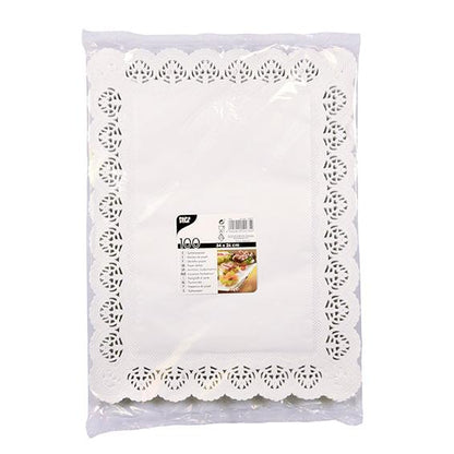 A transparent plastic package “PAPSTAR 100 decorative paper doilies square, white” from PAPSTAR GmbH contains rectangular white doilies with decorative edges as well as a front label with product details and a food image.