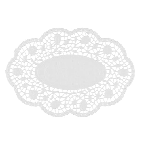Das PAPSTAR 500 Mokkadeckchen oval weiss der PAPSTAR GmbH ist ein weißes Papierdeckchen mit floralem Muster und gewellten Rändern – ideal für die stilvolle Kaffeetafel, hier auf schlichtem weißem Hintergrund.