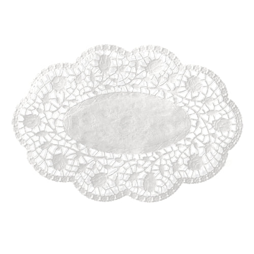 Das PAPSTAR 500 Mokkadeckchen oval weiß der PAPSTAR GmbH besteht aus weißer Spitze mit gewellten Rändern und floralen Mustern und ist aus hochwertigen Materialien gefertigt – ideal für eine elegante Kaffeetafel vor einem schlichten weißen Hintergrund.
