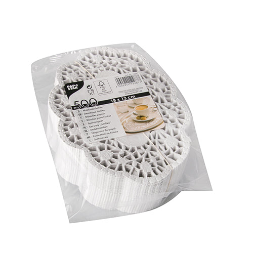 Eine versiegelte Packung PAPSTAR 500 Mokkadeckchen oval weiss von der PAPSTAR GmbH enthält 500 weiße, ovale (18 x 13 cm) Papierdeckchen mit Spitzendesign; inklusive Etikett und Bild einer Teetasse auf dem Deckchen – perfekt für die Kaffeetafel.