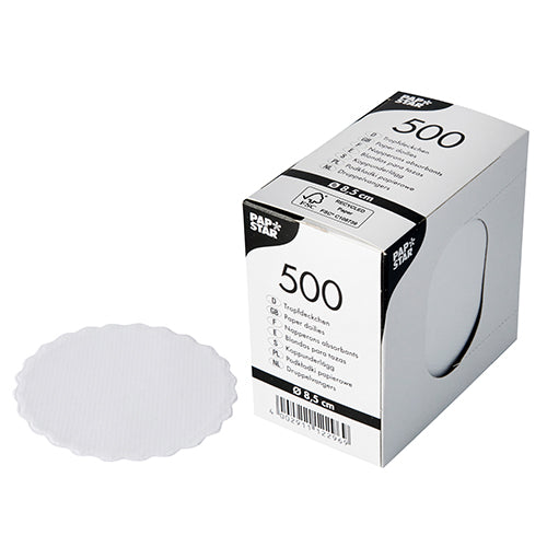 Die Faltschachtel der PAPSTAR GmbH enthält 500 runde, weiße Tropfdeckchen (Ø 8,5 cm), ideal für die Gastronomie. Ein Tropfdeckchen mit gewelltem Rand ist neben der Schachtel abgebildet.
