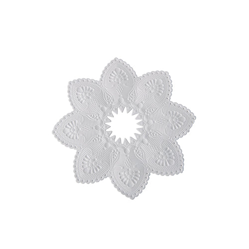 Eine PAPSTAR GmbH Kerzen-Manschette, rund Ø 10 cm, weiß, aus Folie mit dekorativer Prägung und acht abgerundeten Blütenblättern sowie ausgeschnittener Mitte, liegt auf schlichtem Hintergrund (100 Stück).