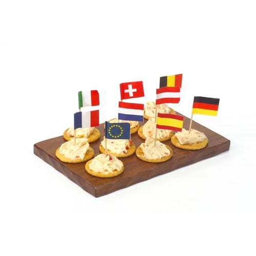 Runde Cracker mit cremigem Aufstrich werden mit PAPSTAR 50 Deko-Picker 8 cm „Nationen“ der PAPSTAR GmbH mit verschiedenen Europa- und EU-Flaggen belegt und ergeben auf einem Holzbrett vor schlichtem weißem Hintergrund eine charmante Tischdekoration.