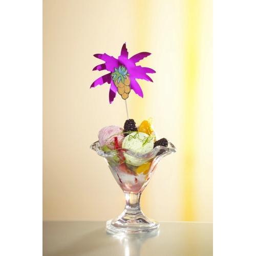 Ein Dessertbecher aus Glas mit Eis, Früchten und Beeren wird gekrönt von einem PAPSTAR Deko-Picker „Palmblätter“ (19,5 cm), aus dem PAPSTAR 50 Deko-Picker-Set der PAPSTAR GmbH – ideal für Feste und Feiern.