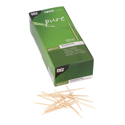 Eine grüne PAPSTAR-Box mit der Aufschrift „pure“ enthält 1800 runde Holzzahnstocher (6,8 cm) in einer Kartonschale; einige Zahnstocher liegen verstreut vorn. Produktdetails sind auf der ungeöffneten Box in mehreren Sprachen abgedruckt.