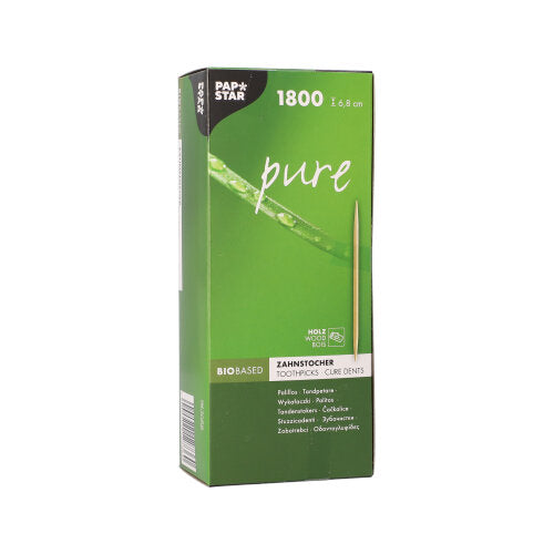 Eine grüne, rechteckige Schachtel der PAPSTAR GmbH mit der Aufschrift „pure“ enthält 1800 runde Holzzahnstocher mit einer Länge von jeweils 6,8 cm in einer Pappschale. Die Vorderseite zeigt eine Nahaufnahme des Zahnstochers sowie Produktinformationen in mehreren Sprachen.
