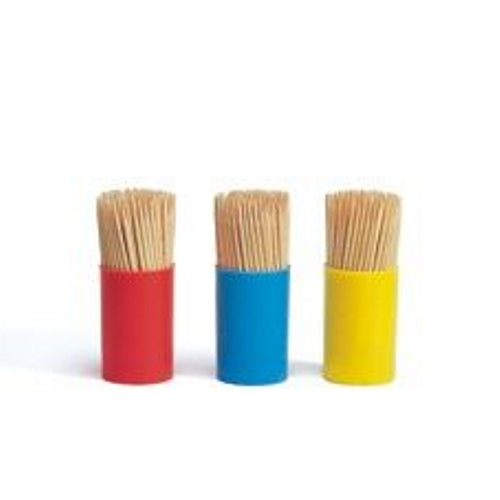 Drei PAPSTAR 450 Zahnstocher, Holz rund 6,8 cm Dosen von der PAPSTAR GmbH stehen aufrecht in roten, blauen und gelben zylindrischen Haltern, nebeneinander angeordnet auf einem schlichten weißen Hintergrund.