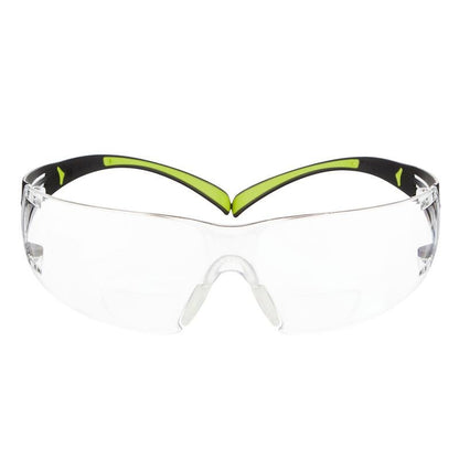 The 3M™ SecureFit™ reading safety glasses from 3M Deutschland GmbH feature clear wraparound lenses, black temples with green inner accents, a molded nose bridge, and integrated side protection.