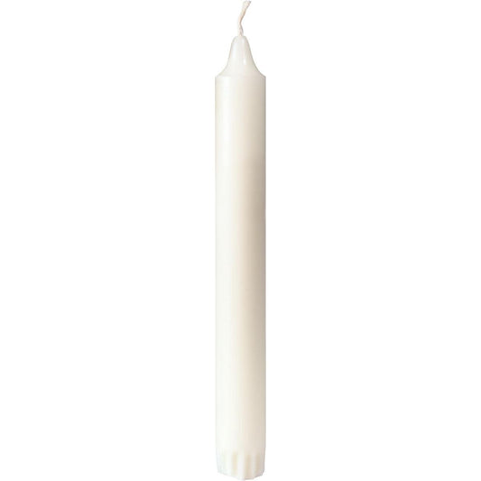 Eine schlichte, unbeleuchtete Kronenkerzen 100% Stearin Stumpenkerze (200 x 22 mm, weiß), 30er Packung der Duni GmbH, mit sichtbarem Docht an der Spitze, fotografiert vor einem weißen Hintergrund.