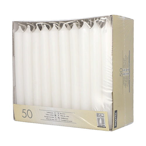 Die Starpak 50 Tafelkerzen Ø 2,1 cm · 19,6 cm weiss stehen aufrecht und dicht verpackt in einem beigen Papptray, ideal für ein stilvolles Ambiente. Jede Box enthält 50 weiße Kerzen der Marke Starpak.