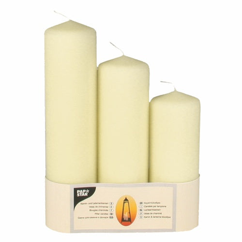 Die Starpak 3 Kamin- und Laternenkerzen Ø 70 mm Elfenbein Packung (3 Stück) enthält drei Elfenbeinkerzen mit sichtbaren Dochten, gruppiert in einem Markenkartonhalter mit Produktdetails, um eine saubere Verbrennung zu gewährleisten.