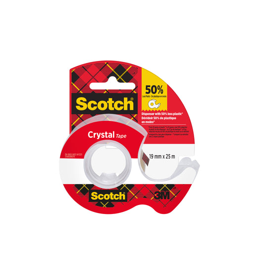 Eine Rolle Scotch® Crystal Klebeband (19 mm x 25 m) von 3M Deutschland GmbH in einem roten Spender mit karierter Verpackung; auf dem Etikett steht, dass 50 % weniger Kunststoff verwendet wird. Das 3M-Logo befindet sich unten rechts.