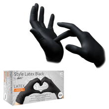 Ein Paar Hände trägt schwarze, puderfreie STYLE LATEX BLACK Latex-Untersuchungshandschuhe von AMPri Handelsgesellschaft mbH; einer zieht am Handgelenk des Handschuhs, während ein Kasten darunter die behandschuhten Hände zeigt, die eine Herzform bilden.