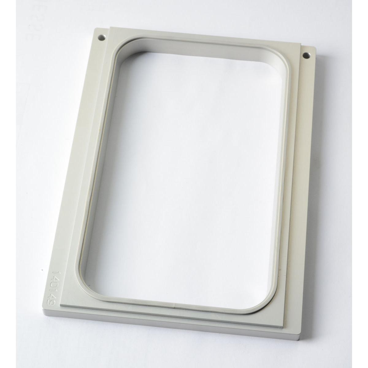 Ein hellgrauer, rechteckiger Kunststoffrahmen der Duni GmbH mit abgerundeten Innenkanten und zwei oberen Schraublöchern, konzipiert für Kassette DF10/20 f. PP 1/4 GN Schalen 265x162x50/70 mm, abgebildet auf einer weißen Fläche.