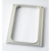 Die Duni GmbH Kassette DF10/20 ist ein rechteckiger, hellgrauer Rahmen mit abgerundeten Innenecken und vier Schraublöchern, perfekt für die Organisation von PP Schalen 265x162x50 oder 265x162x70 mm als praktische Aufbewahrungslösung. Die Packung enthält 1 Stück.