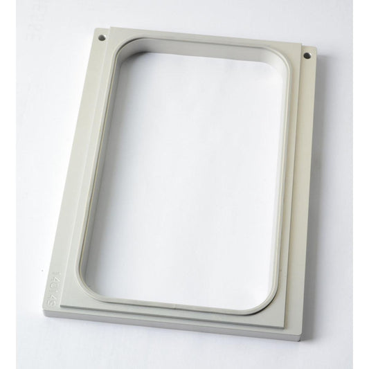 Ein hellgrauer, rechteckiger Kunststoffrahmen der Duni GmbH mit abgerundeten Innenkanten und zwei oberen Schraublöchern, konzipiert für Kassette DF10/20 f. PP 1/4 GN Schalen 265x162x50/70 mm, abgebildet auf einer weißen Fläche.