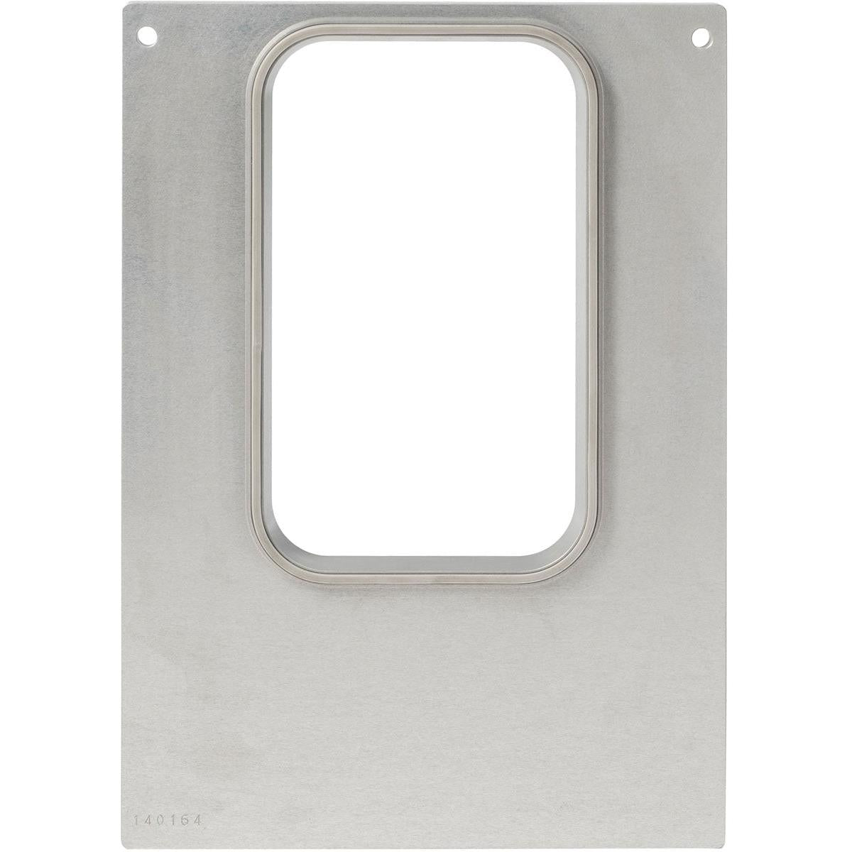 Die Kassette DF10/20 f. CPET Schalen 760 ml von Duni GmbH ist eine rechteckige Metallplatte für den Lebensmitteltransport, mit einem großen zentralen Ausschnitt, zwei oberen Schraubenlöchern und einer matten Oberfläche für Haltbarkeit und modernen Stil. Packung (1 Stück).