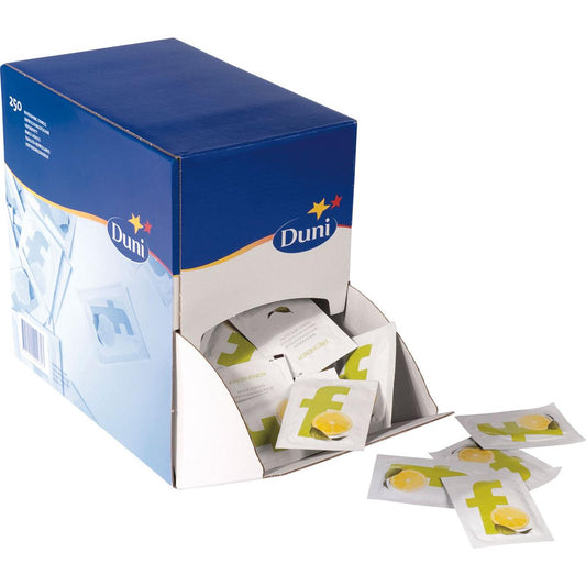 Eine Spenderbox der Duni GmbH mit 250 Erfrischungstüchern (71 x 51 mm) enthält einzeln verpackte, nach Zitrone duftende Tücher, von denen einige teilweise ausgezogen sind und einige neben der Box liegen.