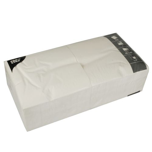 Eine versiegelte Packung PAPSTAR 250 Servietten, 3-lagig 1/4-Falz der PAPSTAR GmbH ist mit einem schwarzen Etikett oben links und einer Produktinformation oben rechts versehen. Die umweltfreundlichen Servietten sind gestapelt und in klarem Kunststoff verpackt.