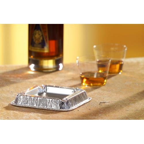 Ein kompakter, quadratischer Starpak 10 Aschenbecher (Alu, 2,2 cm x 12,5 cm x 12,5 cm) steht auf einer Arbeitsplatte neben zwei Gläsern bernsteinfarbener Flüssigkeit – praktisches Raucherzubehör für jeden Raum, erhältlich als 10er-Set in Schrumpffolie.