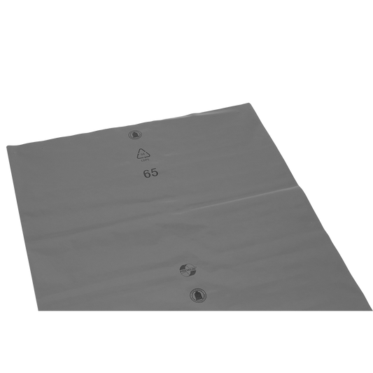 Eine große, flache, graue LDPE-Folie mit Recycling-Symbol und Nummer 65, von EMIL DEISS KG (GmbH + Co.), Teil von DEISS Müllsäcke lose 575x1000x0,01 mm aus LDPE 70 l, liegt auf einem einfarbig weißen Hintergrund.