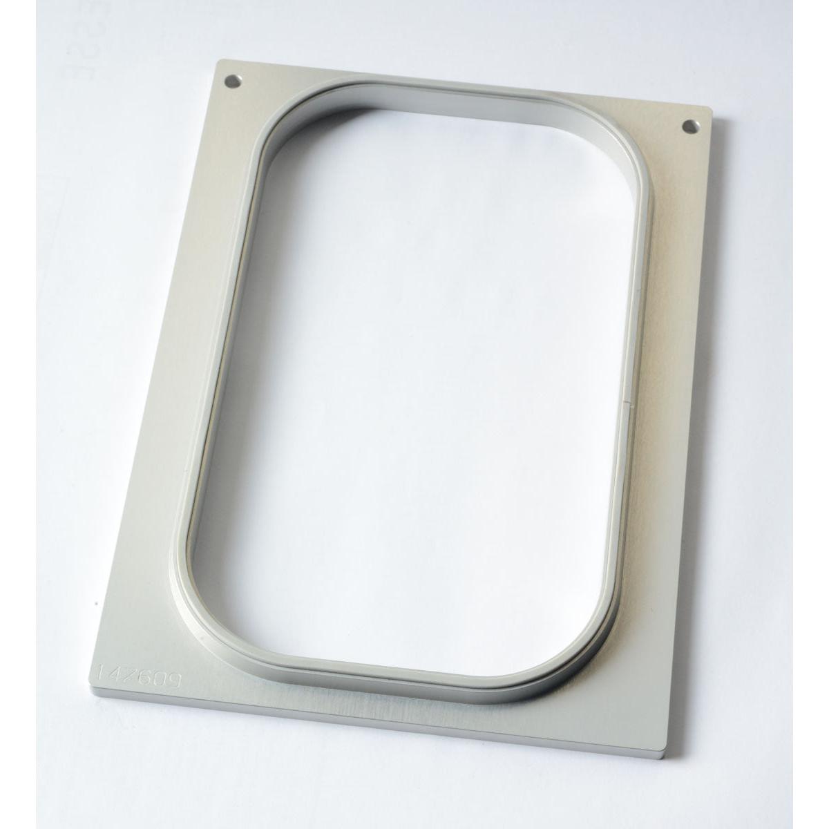 Die Duni GmbH Kassette DF10/20 f. PP 1/4 GN Schalen (265x161x60, 80, 100 mm), ein rechteckiger Metallrahmen mit abgerundeten Innenkanten und vier Schraubenlöchern, wird auf einer weißen Fläche gezeigt.