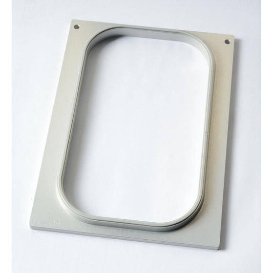 Die Duni GmbH Kassette DF10/20 f. PP 1/4 GN Schalen (265x161x60, 80, 100 mm), ein rechteckiger Metallrahmen mit abgerundeten Innenkanten und vier Schraubenlöchern, wird auf einer weißen Fläche gezeigt.