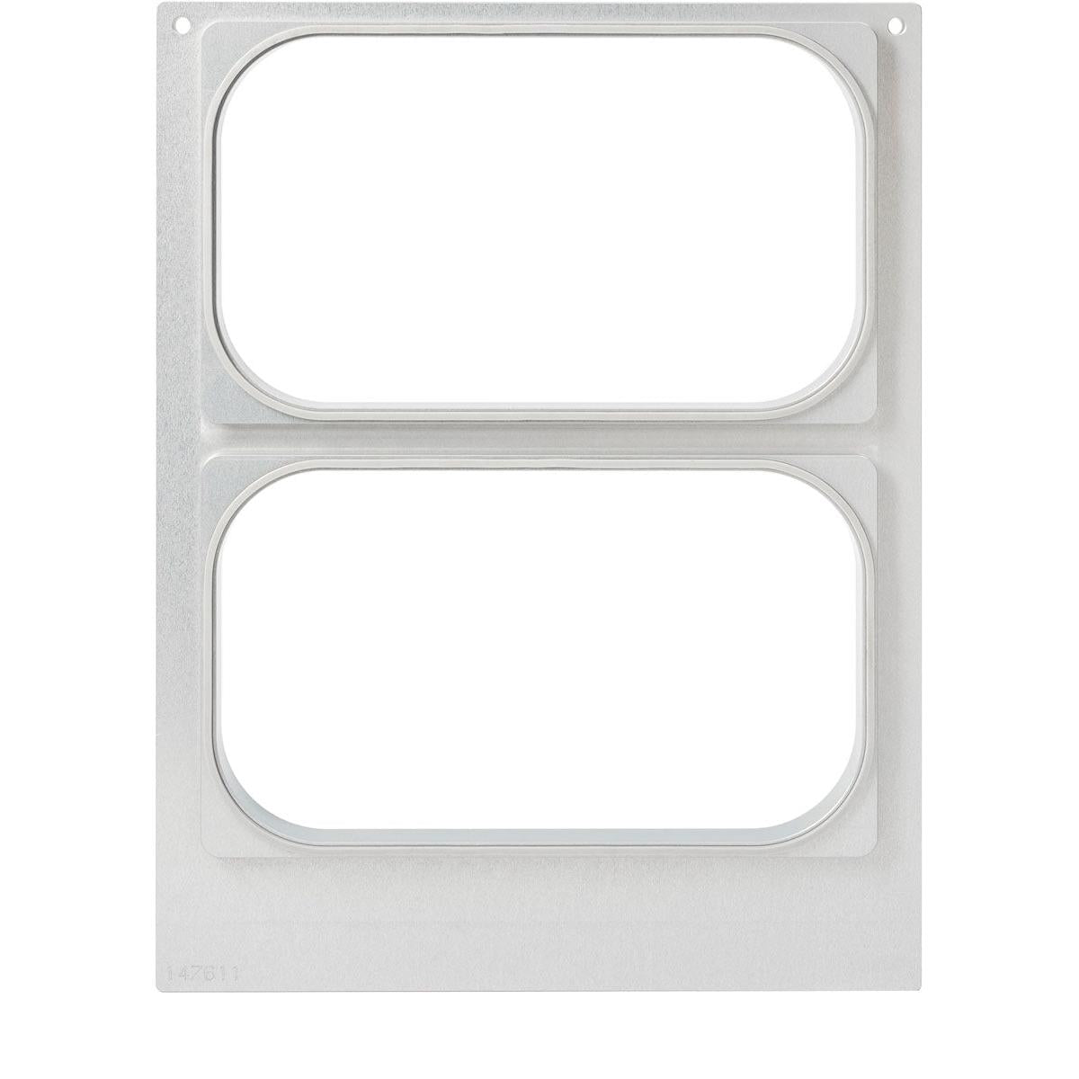 Die Kassette DF15/25 von Duni GmbH ist eine rechteckige Metallplatte für PP 1/4 GN Schalen (265x161 mm in den Höhen 60, 80, 100 mm), mit zwei großen, vertikal gestapelten Ausschnitten, gebürsteter Oberfläche und Löchern in zwei Ecken. Packung mit 1 Stück.