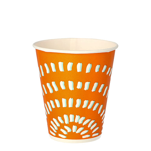 Der Starpak 100 Trinkbecher für Kaltgetränke hat ein orangefarbenes Design mit weißen und hellblauen Strichen, eine weiße Innenseite und fasst 100 ml - ideal als Einweg-Kaltgetränkebecher.