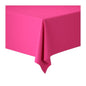 Eine leuchtend rosafarbene Duni Dunicel-Tischdeckenrolle 1,18 m x 10 m von der Duni GmbH deckt einen rechteckigen Tisch ab und fällt sanft über die Seiten. Ideal für Hochzeiten, Bankette oder Firmenveranstaltungen. Vor einem schlichten weißen Hintergrund gesetzt.