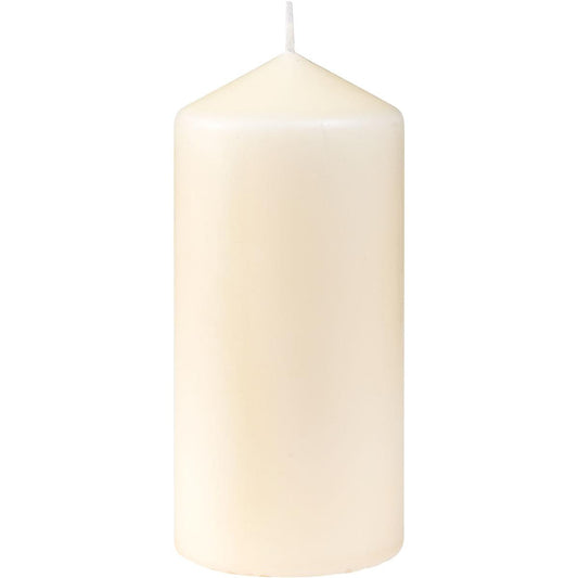 Ein schlichter weißer Stumpenkerzen (ca. 40h, 130 x 60 mm) der Duni GmbH steht aufrecht mit einem zentrierten Docht vor weißem Hintergrund.