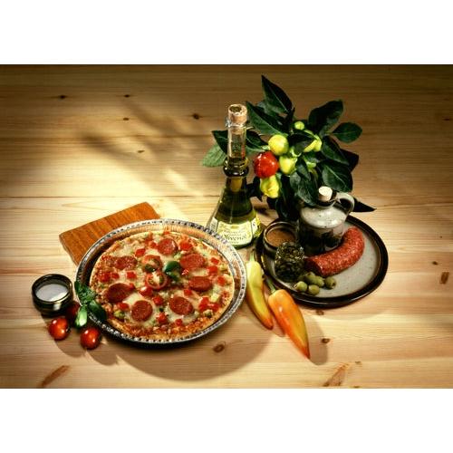 Eine Peperonipizza wird auf einem Teller neben Wein, Salami, Oliven und frischen Produkten serviert. Fachmännisch in Starpak 25 Rundformen gebacken, Alu rund von Starpak für optimale Wärmeleitung auf einem rustikalen Holztisch.